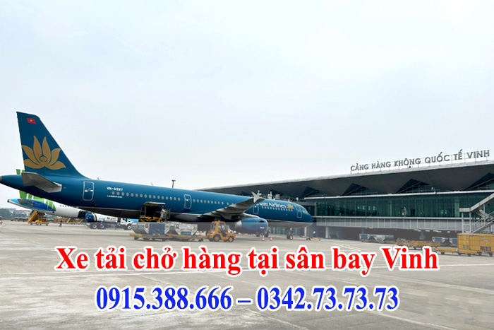 Xe tải chở hàng tại sân bay Vinh
